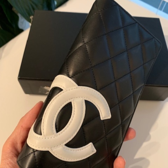 CHANEL Black and White Quilted Key & Card Holder - Picture 3 of 7